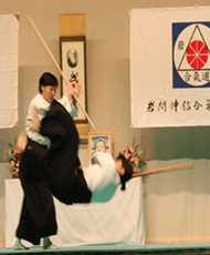 2019年、大阪合氣修練道場の演武会での剣対杖の演武を披露している道場長
