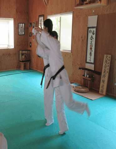 大阪合氣修練道場合宿所で合気道の氣の流れで呼吸投げをしている道場長