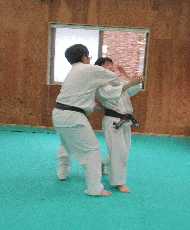 合気道合宿にて入り身投げで投げる様子