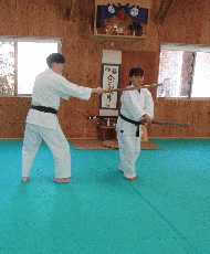 合宿にて合気道の武器技での変化で首を決めている道場長