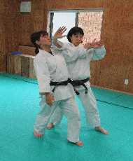 2025年度、合気道合宿にて呼吸投げで投げる瞬間の画像