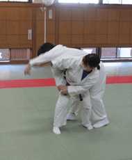 合気道合同稽古にて両手取り腰投げの投げる瞬間