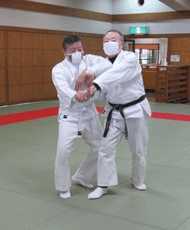 合気道合同稽古にて両手取り呼吸投げの様子