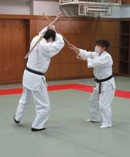 合同稽古にて合気道の武器技(組太刀)変化技で小手に合わせた様子