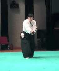 合気道剣の形を演武している道場長