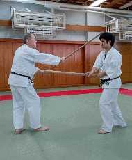 大阪府守口市民体育館の武道室で合気道の剣対杖で頭を打つ様子